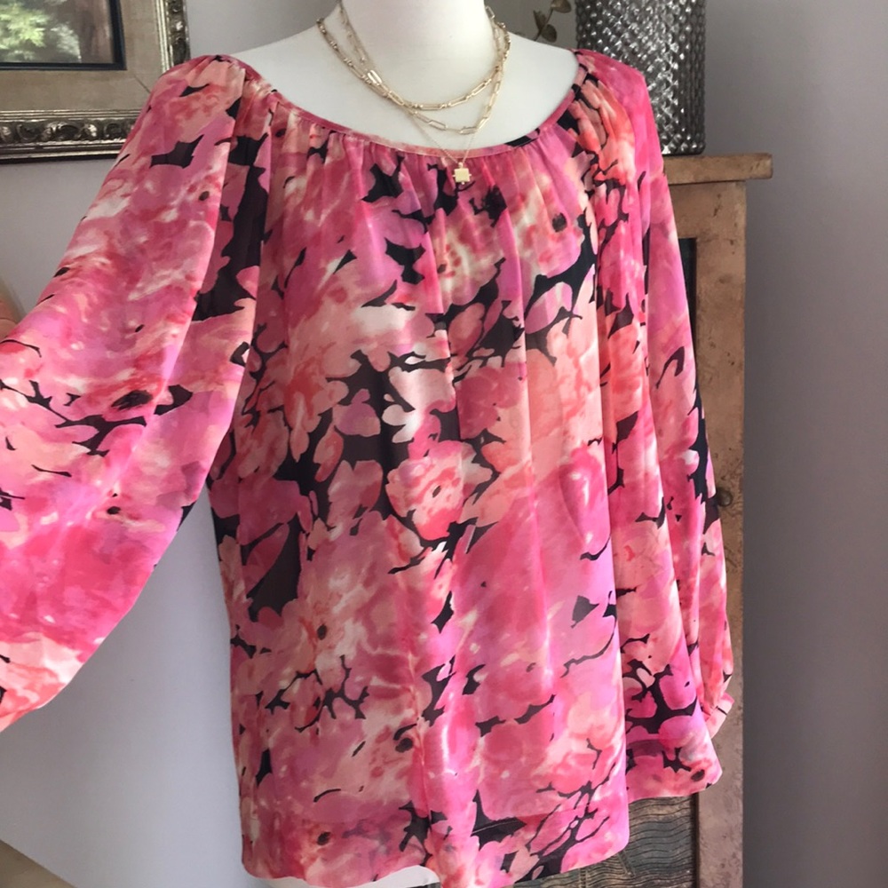 CAbi Gorgeous floral scoop neck top